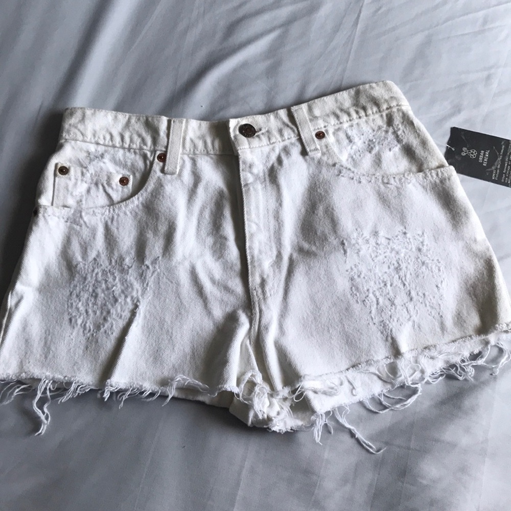 White distressed high waisted Levi’s shorts